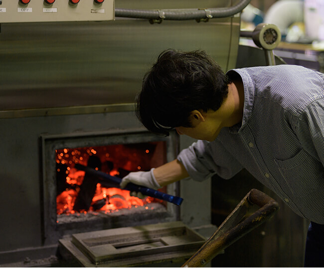 熟練の職人が手間暇かけて行う「木炭焙煎」に